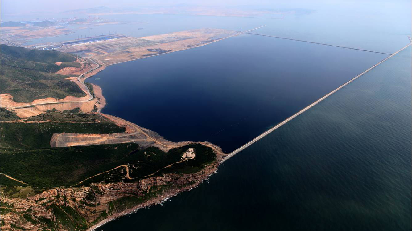 34 大连长兴岛葫芦山湾公共港区西防波堤工程.jpg